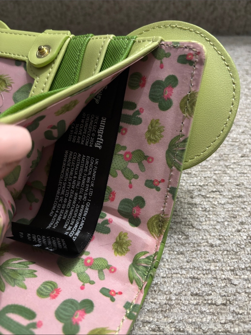 Green Floral Ear Wallet with Pink Bow - Picture 4 of 4